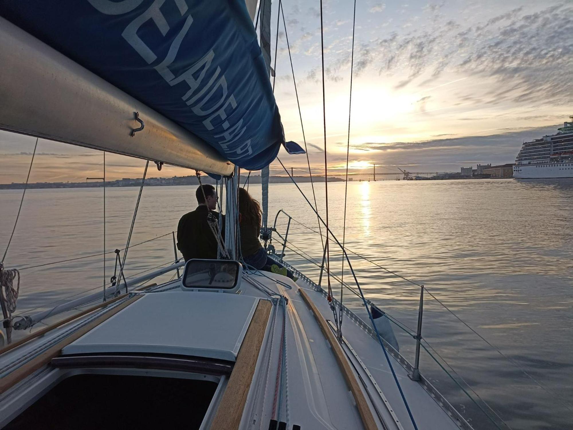 Be Local - Sleep Aboard The Santa Maria Sailing Boat In Lisbon Leilighet Eksteriør bilde