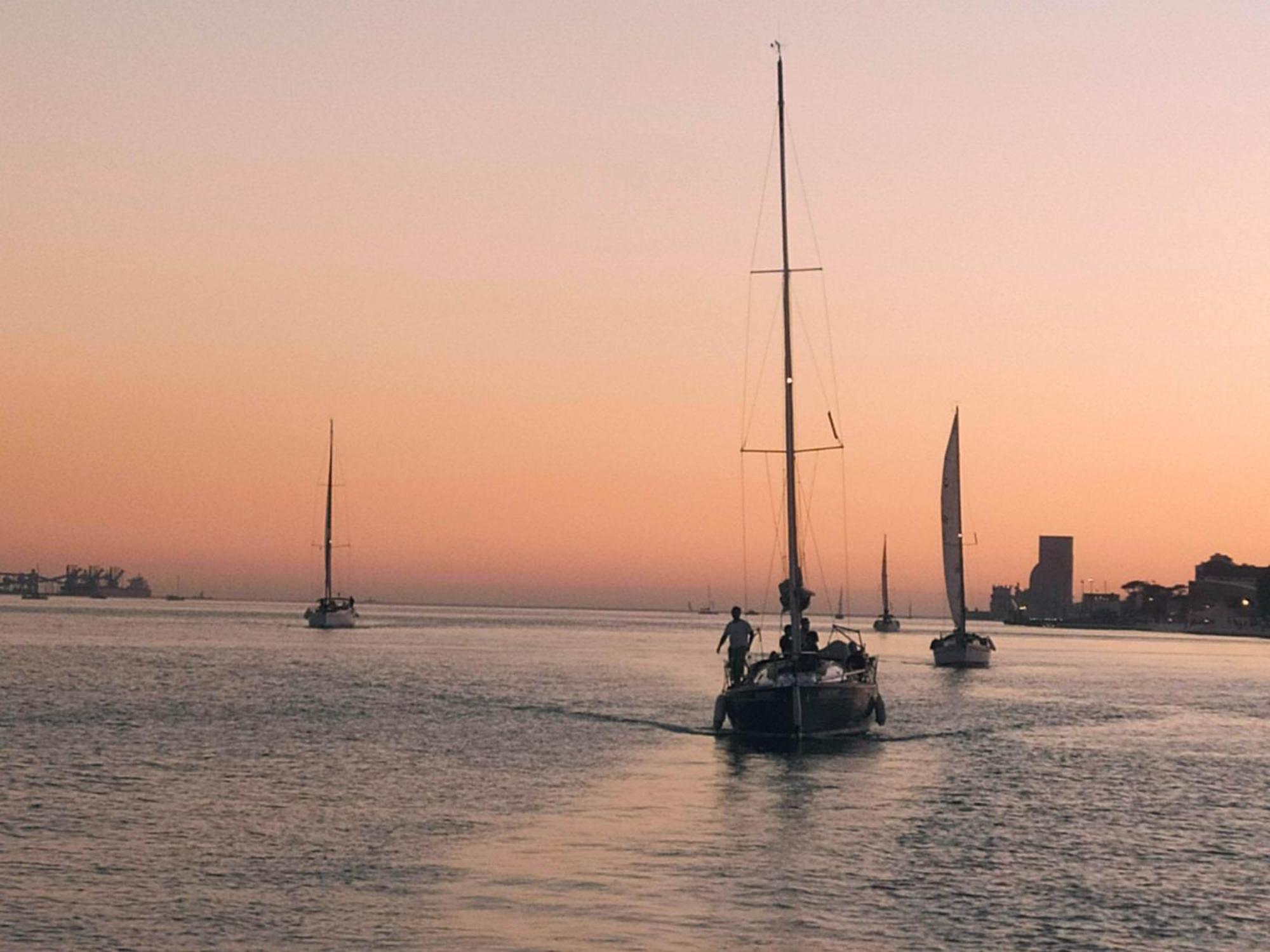 Be Local - Sleep Aboard The Santa Maria Sailing Boat In Lisbon Leilighet Eksteriør bilde