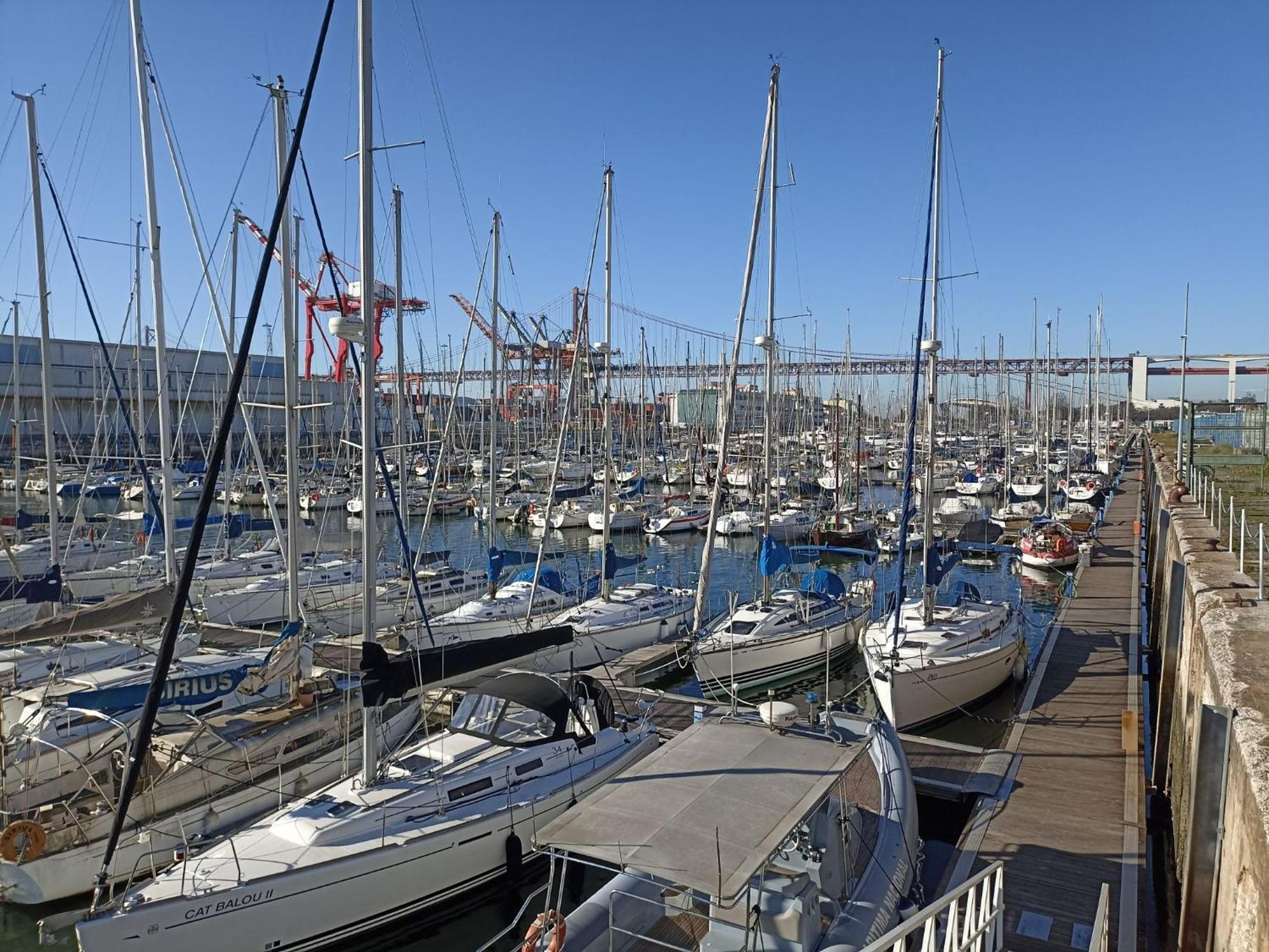 Be Local - Sleep Aboard The Santa Maria Sailing Boat In Lisbon Leilighet Eksteriør bilde